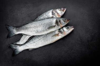 Çiğ levrek balığı