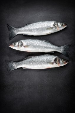 Çiğ levrek balığı