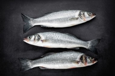 Çiğ levrek balığı