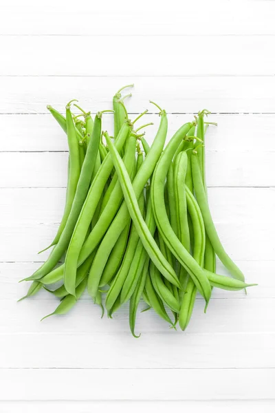 Haricots verts frais sur blanc — Photo