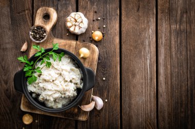 tuz ve sarımsak ile domuz yağı