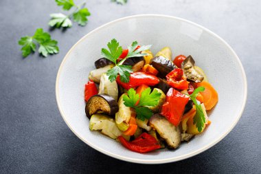 Taze maydanozlu fırında sebze salatası