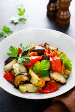 Taze maydanozlu fırında sebze salatası