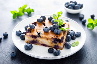 Yaban mersini ve armutlu turta ve taze böğürtlen