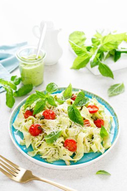 Tavuk göğsü, fırında domates, parmesan peyniri ve avokado soslu makarna.