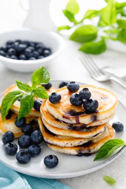 Kahvaltı masasında taze böğürtlenli yaban mersinli krep