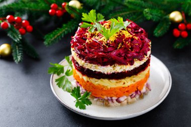 Katmanlı shuba salatası. Ringa balığı, kürk manto altında ringa balığı. Balık ve haşlanmış sebzeli Noel salatası..