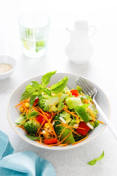 茹でたブロッコリーと新鮮な生野菜サラダ 緑と野菜 — ストック写真