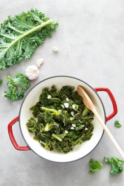 Mutfak masasında sarımsaklı sarımsaklı lahana, sağlıklı gıda konsepti, süper yiyecekler.