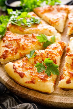 Sülün peynirli Gürcü khachapuri mingrelian