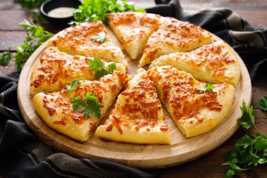 Sülün peynirli Gürcü khachapuri mingrelian