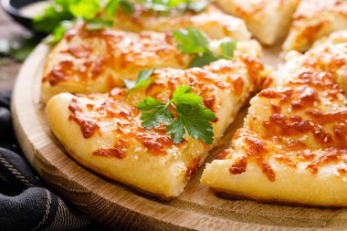Sülün peynirli Gürcü khachapuri mingrelian