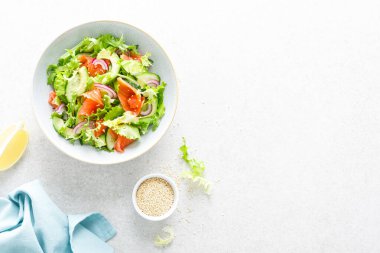 Tuzlu balık, marul, kırmızı soğan ve salatalıklı somon balığı salatası.