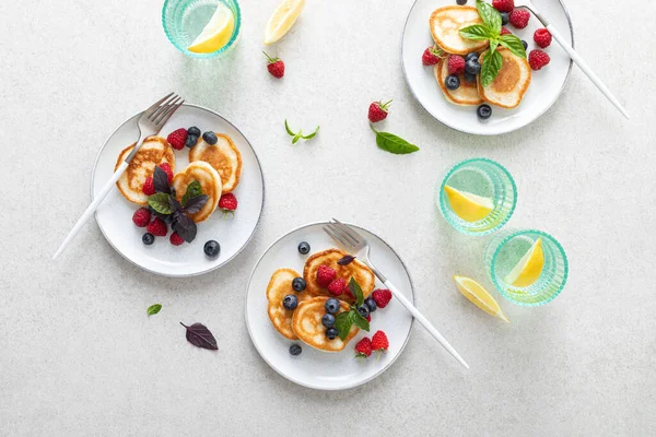 Млинці Свіжою Чорницею Малиною Подаються Здоровий Вегетаріанський Сніданок — стокове фото