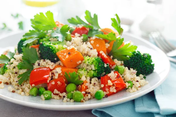 Salada Legumes Quinoa Brócolis Com Abóbora Abóbora Assada Ervilhas Verdes — Fotografia de Stock