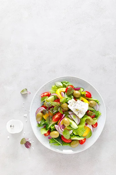 Griechischer Salat Frischer Gemüsesalat Mit Gurken Tomaten Oliven Zwiebeln Paprika — Stockfoto