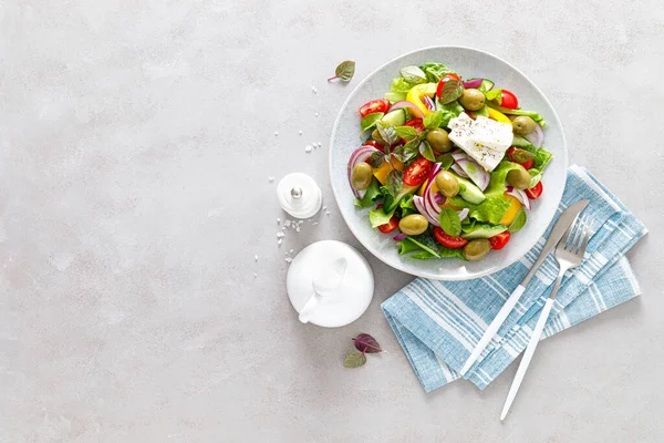 Görög Saláta Friss Zöldségsaláta Uborkából Paradicsomból Olajbogyóból Hagymából Harangpaprikából Feta — Stock Fotó
