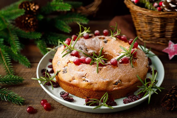 Jul Tranbär Fruktkaka Med Dekorationer Trä Bakgrund — Stockfoto