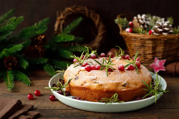 Weihnachten Preiselbeerkuchen Mit Dekorationen Auf Holzgrund — Stockfoto