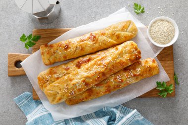 Taze pişmiş ev yapımı lezzetli hamur işleri köfteler, rollini