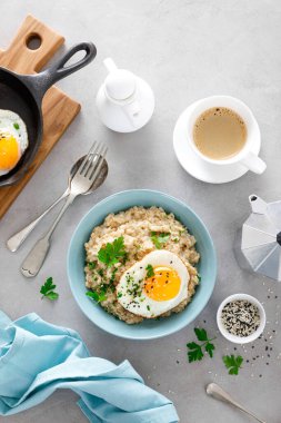 Kahvaltıda kızarmış yumurtalı tuzlu yulaf ezmesi.