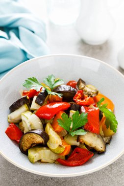 Taze maydanozlu fırında sebze salatası