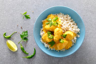 Hint tavuğu tikka masala körili pilav.