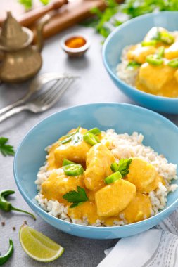 Hint tavuğu tikka masala körili pilav.