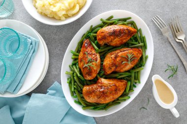 Kızarmış tavuk göğsü, yeşil fasulye, haşlanmış patates ve sos.