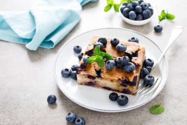 Yaban mersini ve armutlu turta ve taze böğürtlen