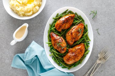 Kızarmış tavuk göğsü, yeşil fasulye, haşlanmış patates ve sos.