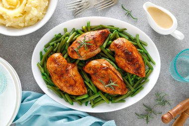 Kızarmış tavuk göğsü, yeşil fasulye, haşlanmış patates ve sos.