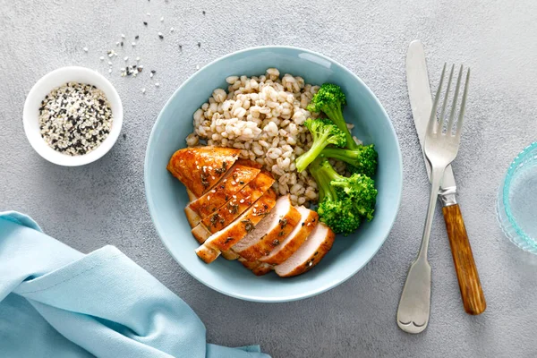 Tazón Almuerzo Pechuga Pollo Horno Con Cebada Perlada Brócoli — Foto de Stock