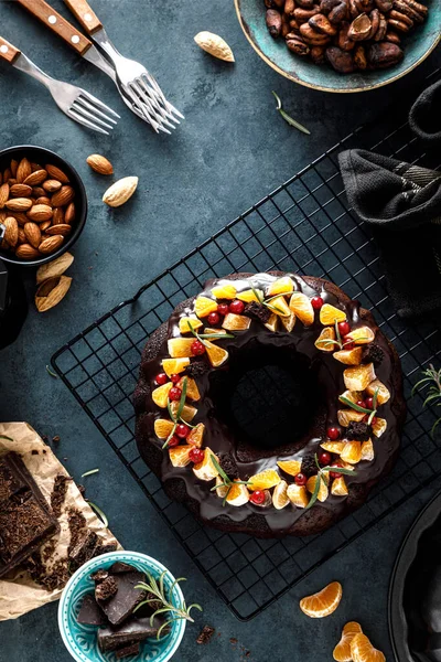 Pastel Chocolate Navidad Con Ganache Decorado Con Naranjas Bayas Romero — Foto de Stock