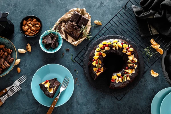 圣诞巧克力包蛋糕 配上橙子 浆果和迷迭香 — 图库照片