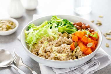 İnci arpalı, kırmızı fasulyeli, brokolili ve tereyağlı vejetaryen yemek kasesi.