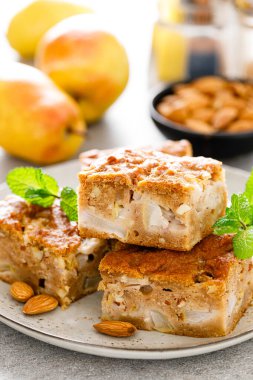 Badem ezmeli ve tarçınlı vejetaryen aryen armut turtası.