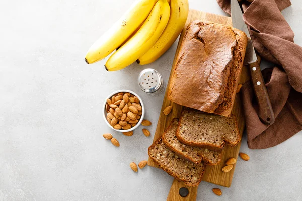Bananbröd Med Mandelnötter Och Kanel — Stockfoto