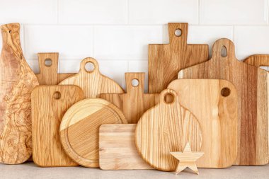 Tezgahta mutfak gereçleri, mutfak arka planı, ahşap ve beyaz seramik mutfak gereçleri, ev yemeği konsepti.