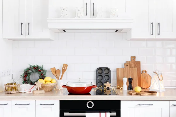 Weihnachten Hause Küche Interieur Mit Holzarbeitsplatte Und Geschirr Urlaub Kochen — Stockfoto