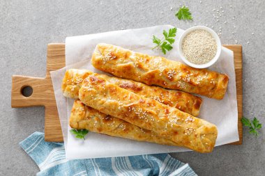 Taze pişmiş ev yapımı lezzetli hamur işleri köfteler, rollini