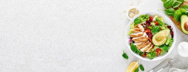 Izgara tavuk eti ve taze sebze salatası. Domates, avokado, marul ve ıspanak. Sağlıklı ve detoks gıda konsepti. Ketogenik diyet. Beyaz arka planda Buda çanağı, üst manzara. Pankart