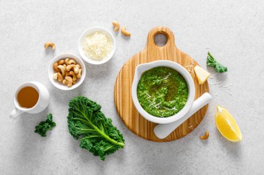 Ev mutfak masasında yemek pişirmek için malzemeli pesto lahanası.