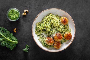 Makarna ve yeşil lahana soslu tavuk köftesi.