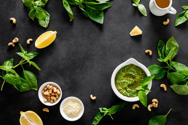 Pesto Basilicum Met Ingrediënt Voor Koken Keukentafel Bovenaanzicht — Stockfoto