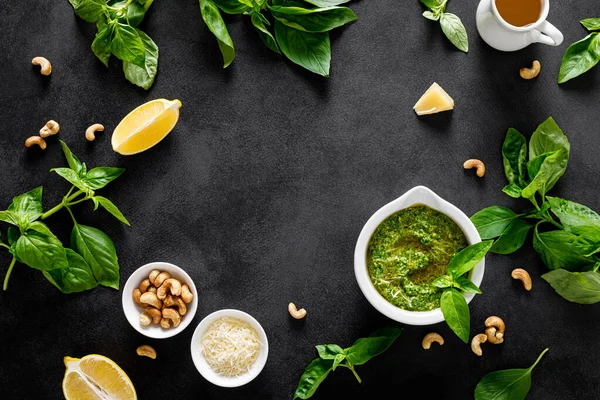 Pesto Albahaca Con Ingrediente Para Cocinar Mesa Cocina Casera Vista — Foto de Stock