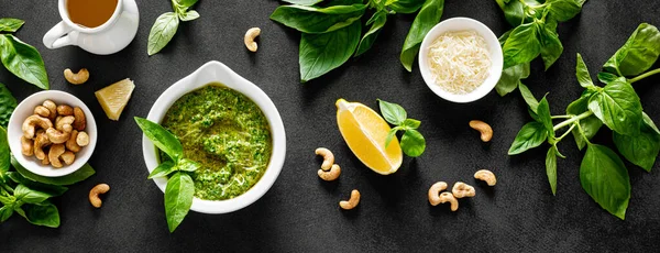 Pesto Grünkohl Mit Zutat Zum Kochen Auf Dem Heimischen Küchentisch — Stockfoto