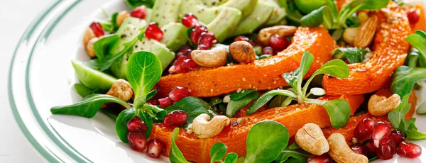 Verse Groentesalade Met Lamssla Gebakken Pompoen Pompoen Avocado Granaatappel Cashewnoten — Stockfoto