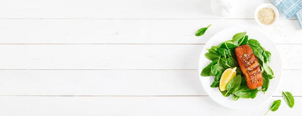 Filetto Pesce Salmone Insalata Spinaci Grigliata Fresca Sul Piatto Pranzo — Foto Stock