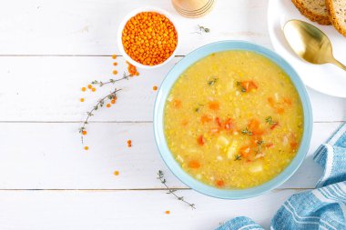 Corba. Vejetaryen Türk kırmızı mercimek kekik çorbası. Üst görünüm